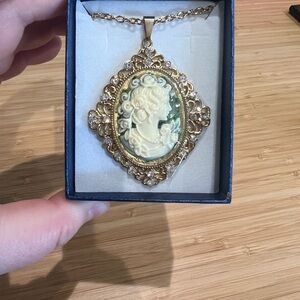 ✨ Vintage-Style Gold Cameo Necklace – New in Box